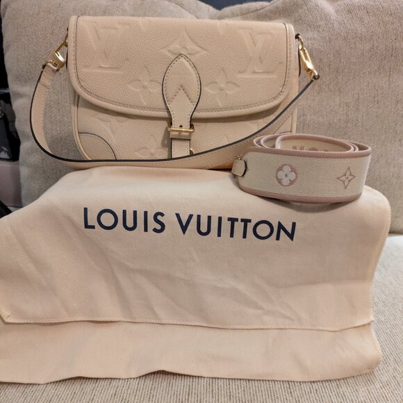 Louis Vuitton Diane Monogram Leather/ Crossbody Bag  With Flap Closure - Picture 12 of 13